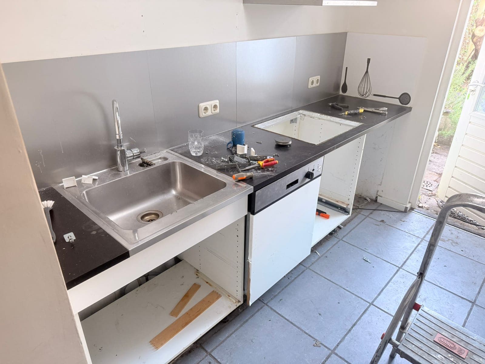 Voor: Keuken gedemonteerd