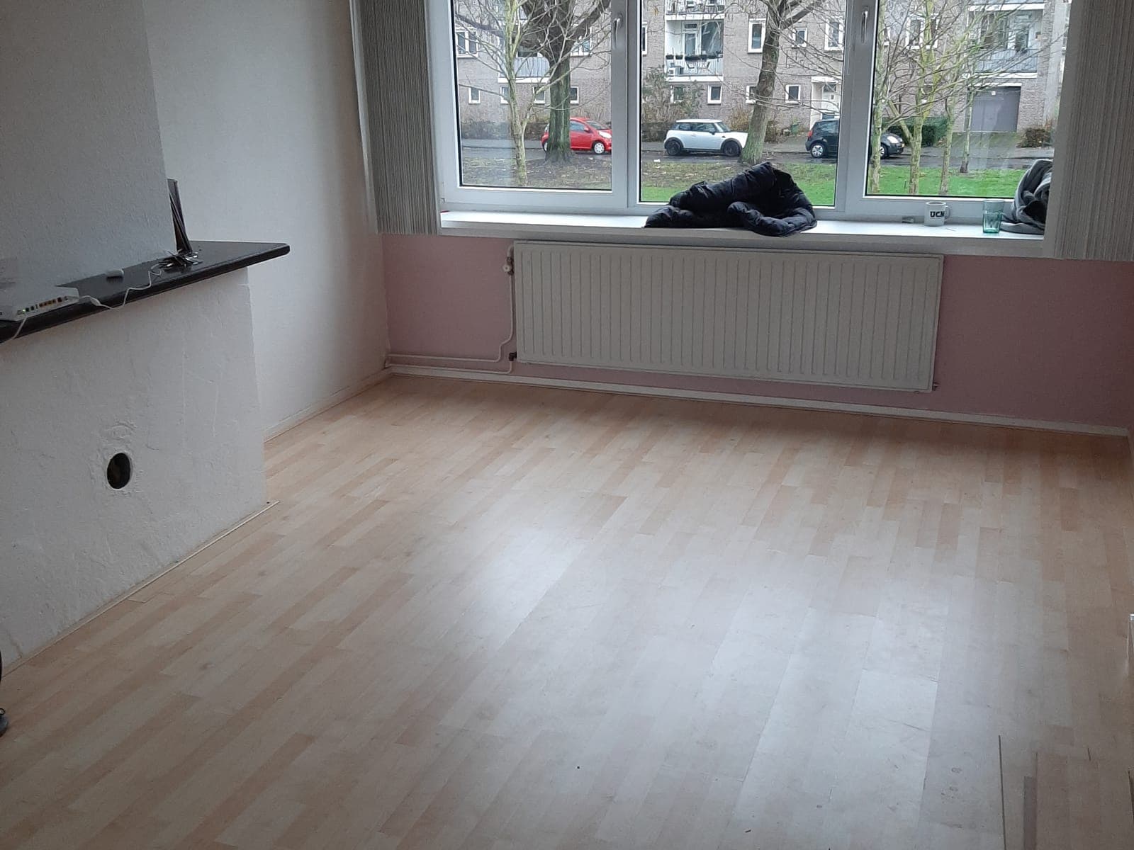 Nieuw gelegde laminaatvloer in een woonkamer