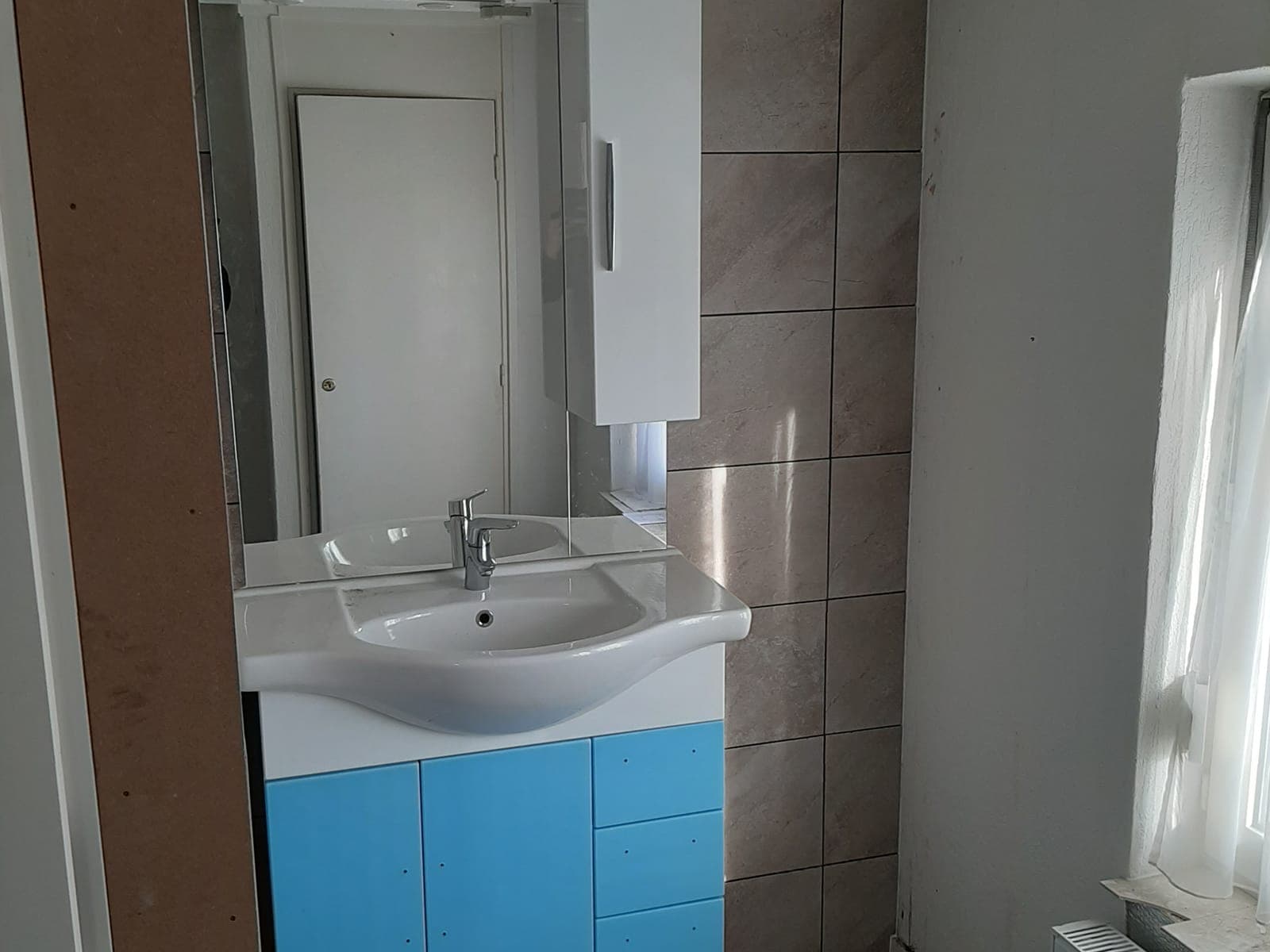 Na: Voorzetwand voor een nieuwe badkamer