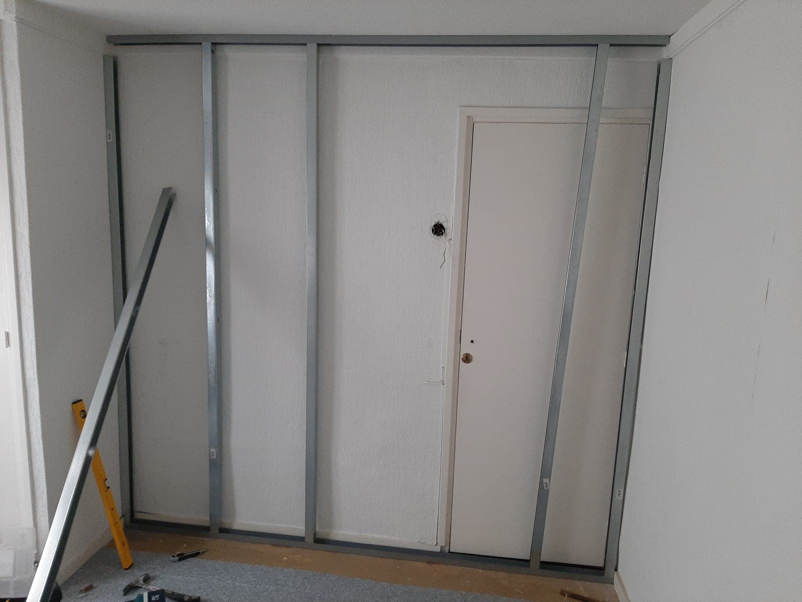 Voor: Voorzetwand voor een nieuwe badkamer